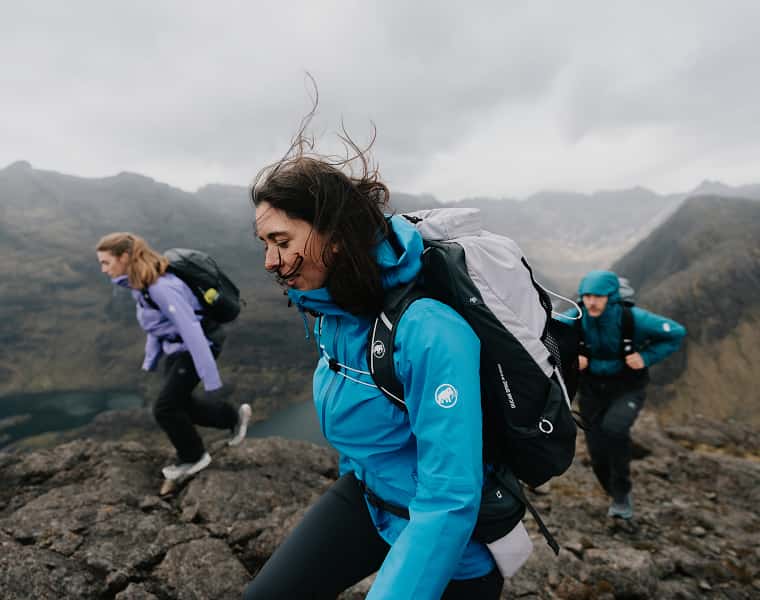 Wandergruppe mit Mammut Ausrüstung